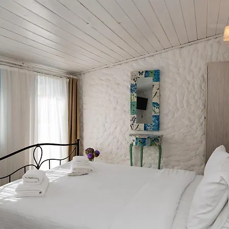 Oda ve Kahvaltı Cynara Alacati 2*