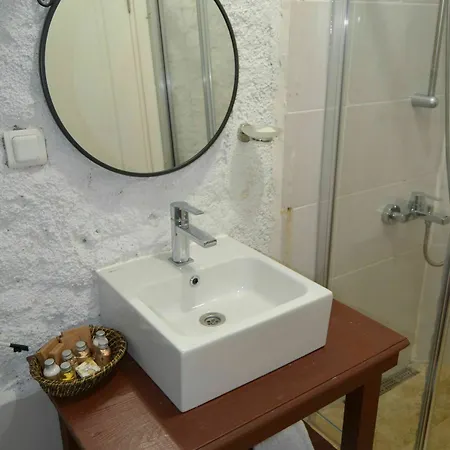 Oda ve Kahvaltı Cynara Alacati 2*